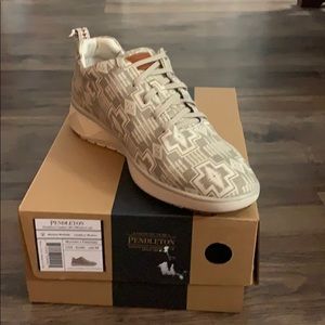 Women’s Aztec print shoe